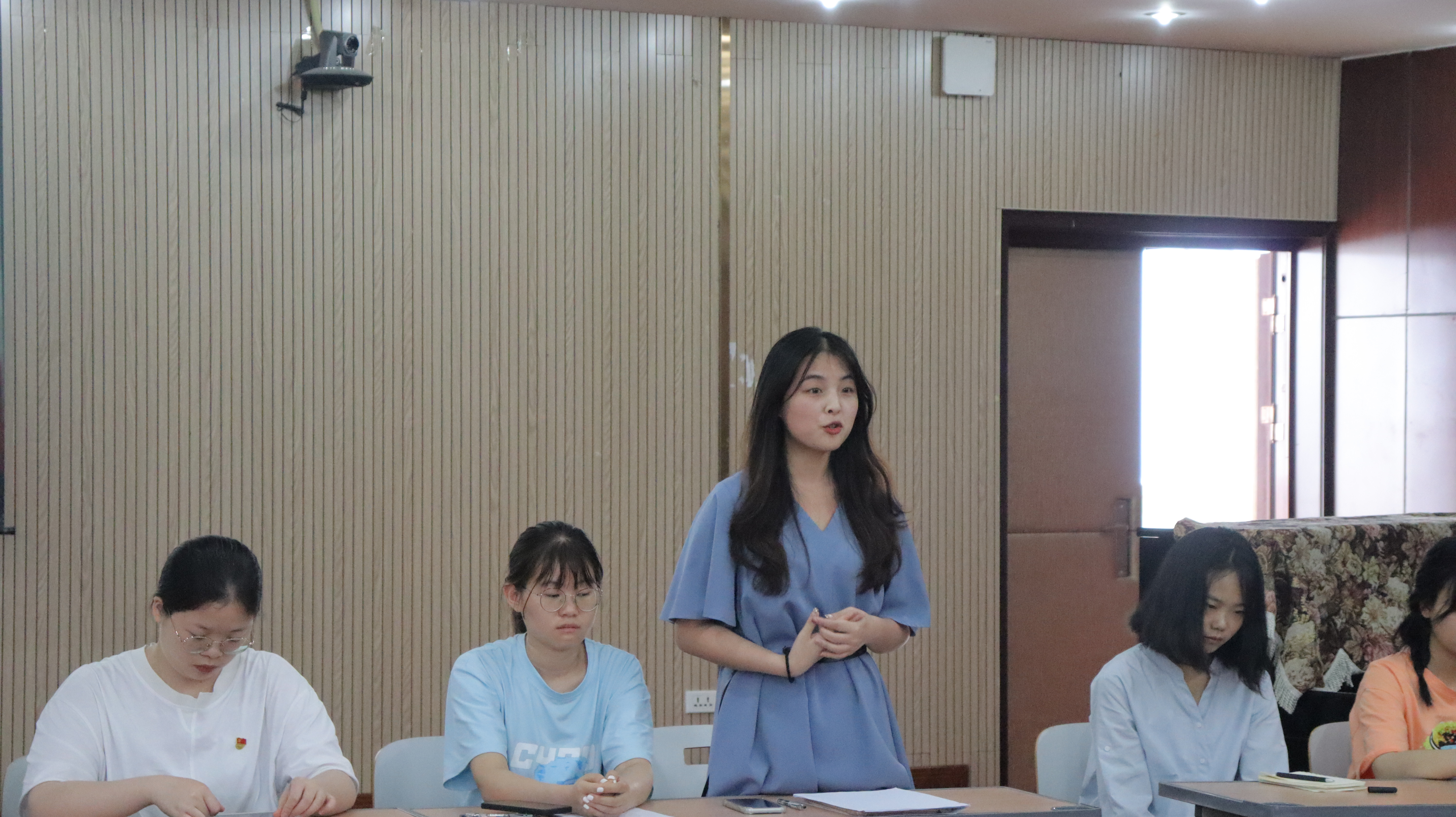 20220513学院开展毕业生党员座谈会06.jpg