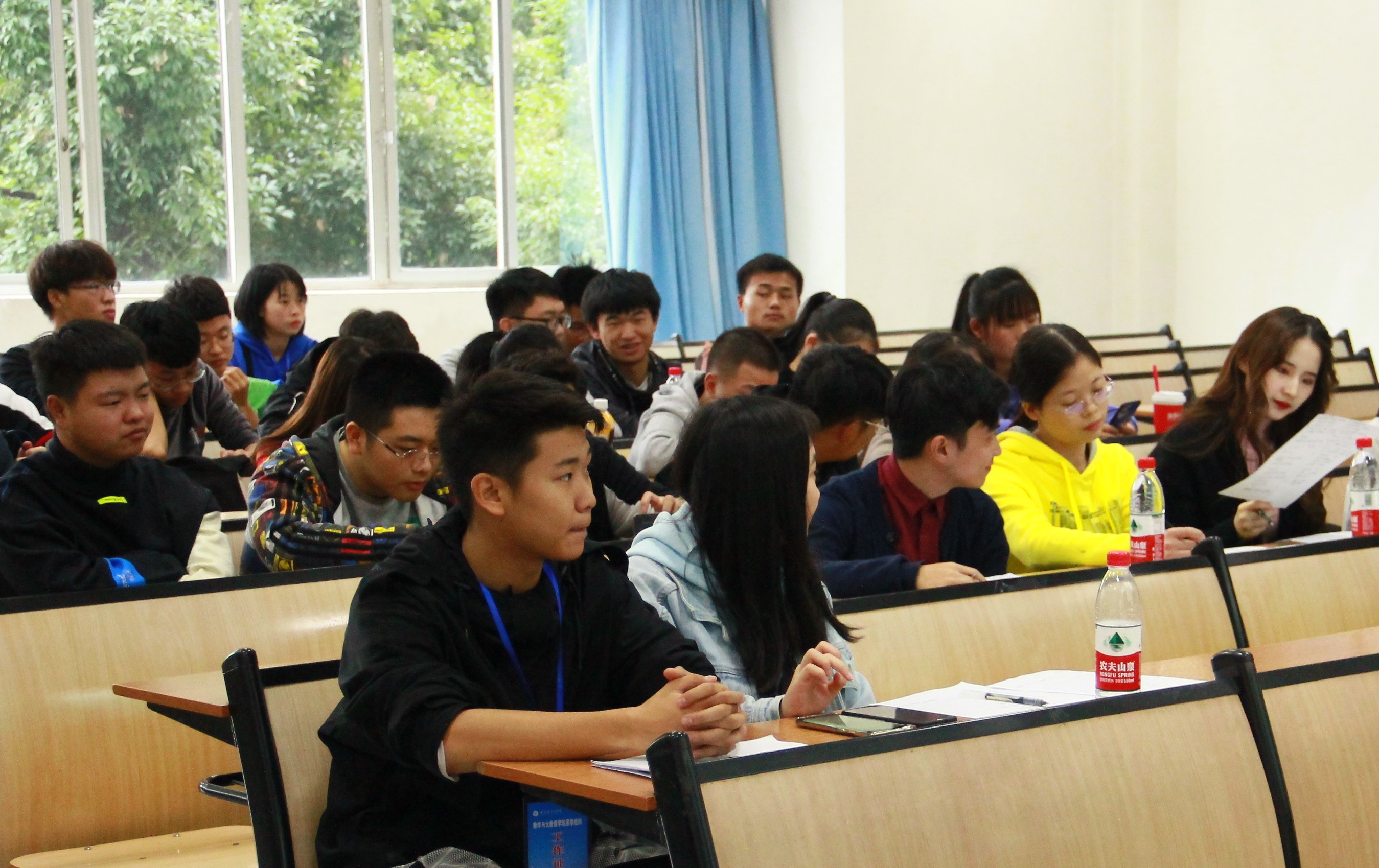 数学与大数据学院辩论赛半决赛顺利举行2.jpg