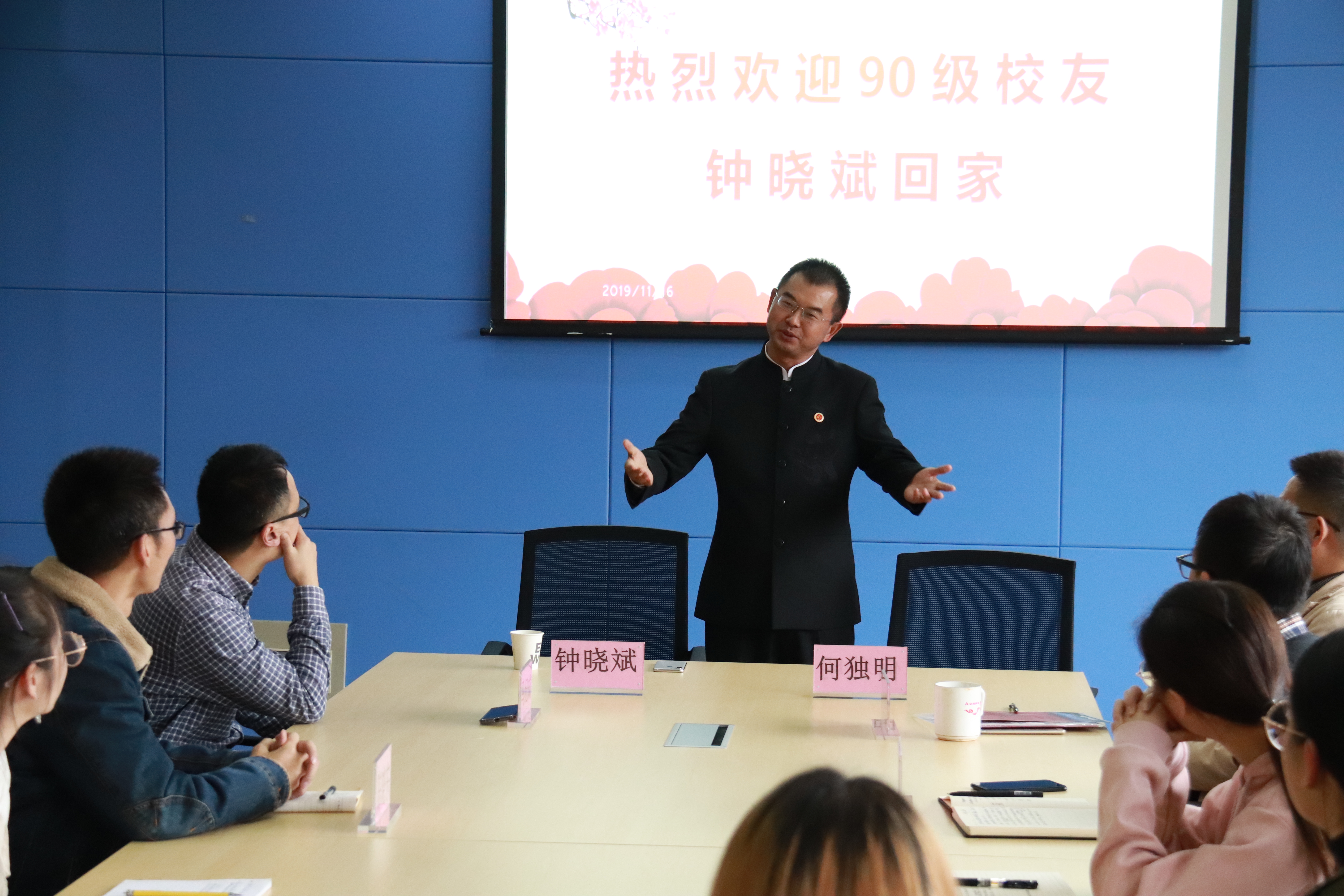 我们90级校友钟晓斌回校座谈会顺利举行1.jpg