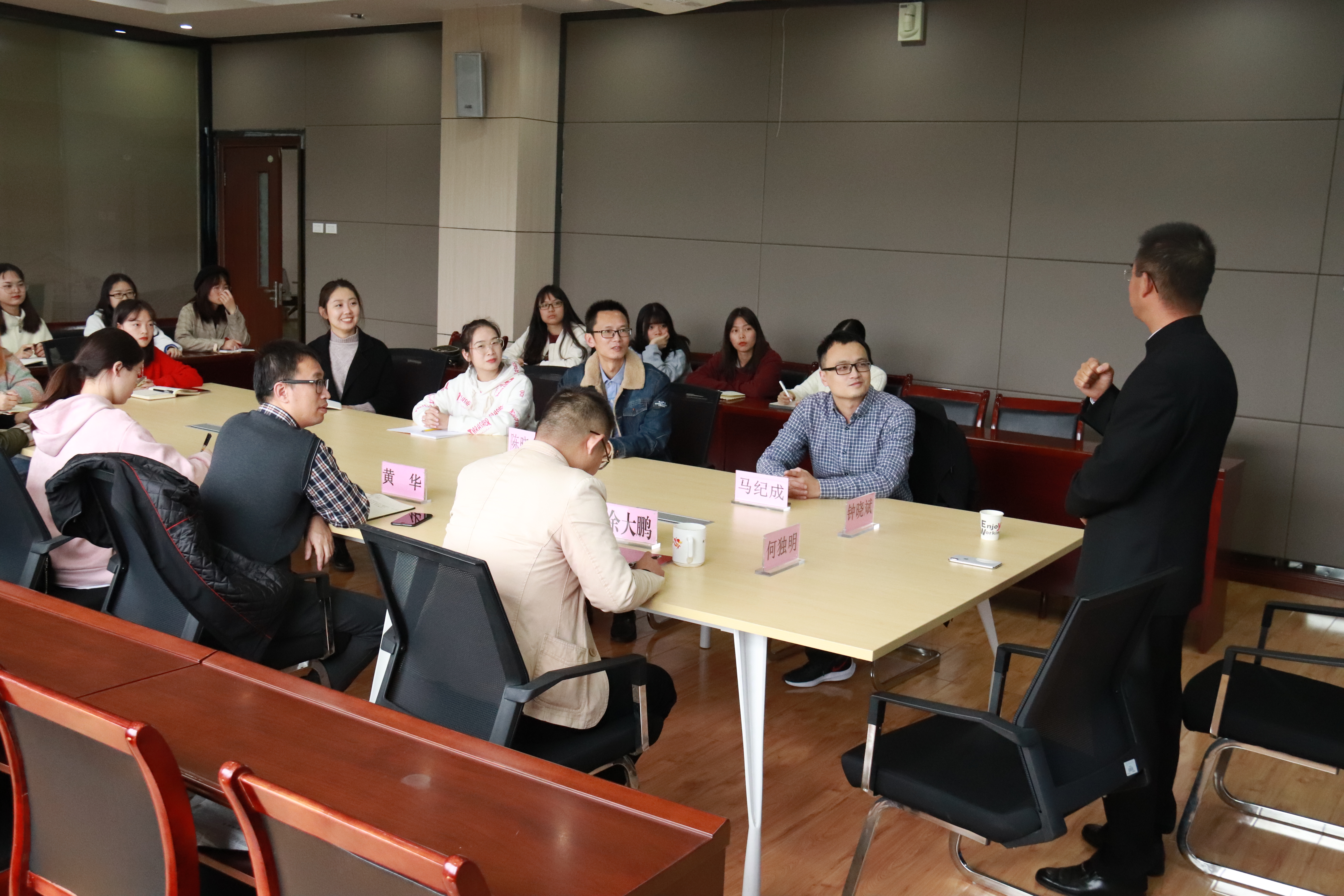 我们90级校友钟晓斌回校座谈会顺利举行2.jpg