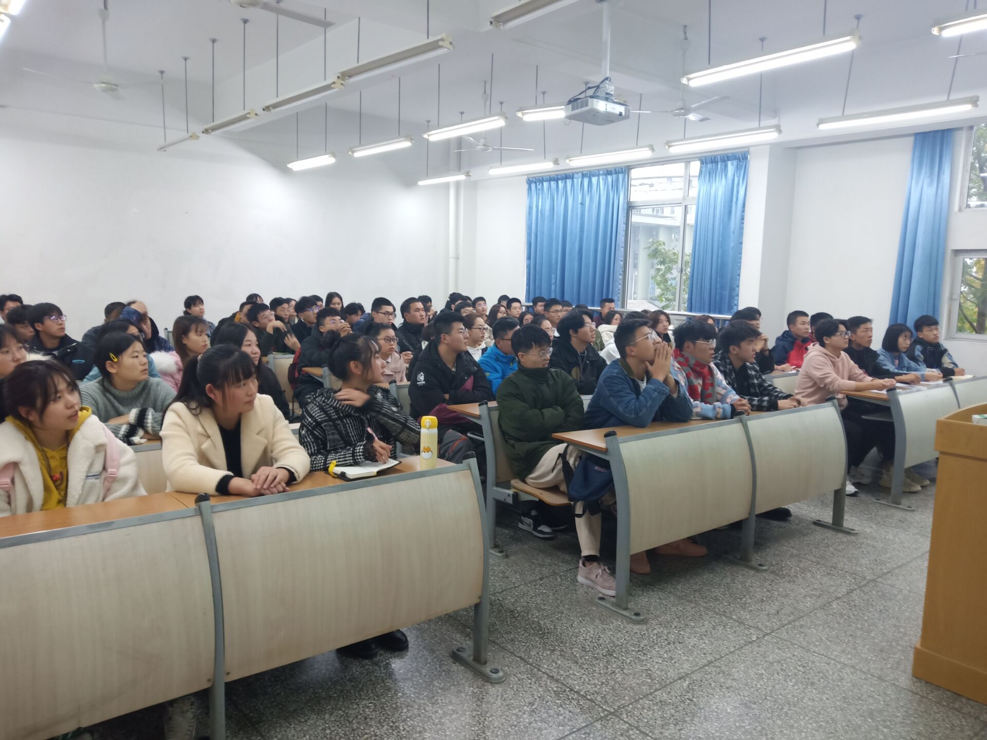 我们开展数学与应用数学（中外合作办学）专业主题班会2.jpg
